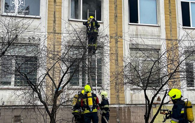 У Києві сталася пожежа у школі, дітей перевели "на дистанційку": деталі, фото та відео