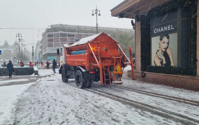 У Києві снігопад та ожеледиця: водіїв просять не виїжджати без нагальної потреби