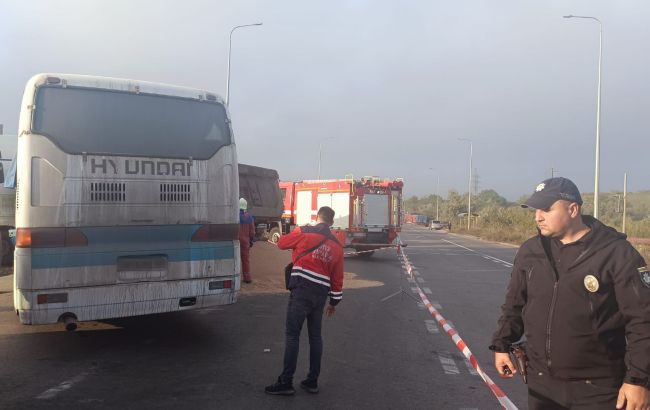 В Одесской области грузовик столкнулся с пассажирским автобусом: 17 пострадавших