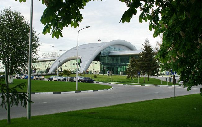 Россия использует гражданский аэропорт в Белгороде для военных целей: спутниковые снимки