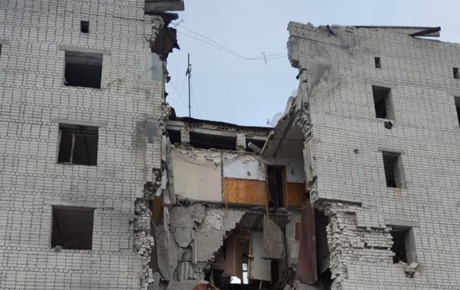 РФ скинула бомбу на багатоповерхівку у Сумській області: під завалами можуть бути люди