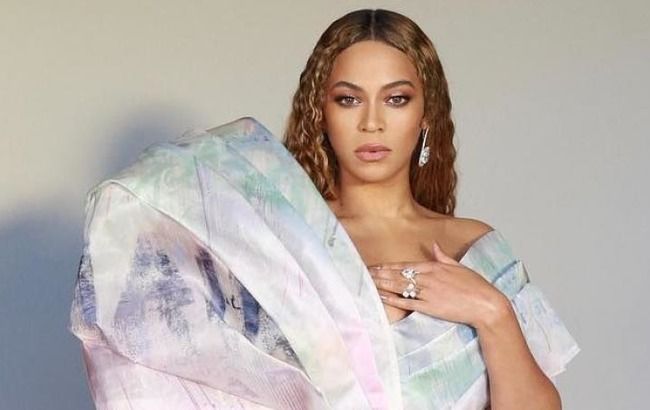 Бейонсе в комапнії Jay-Z блиснула пишними грудьми і екстремальним декольте