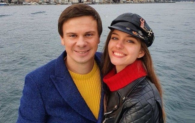 Зимняя сказка: Дмитрий Комаров с женой согрелись нежным поцелуем среди снегов