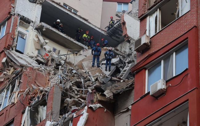 В Днепре спасательная операция продолжается: что известно на утро (фото)