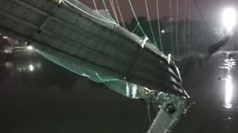 В Индии обрушился мост: более 50 человек погибли