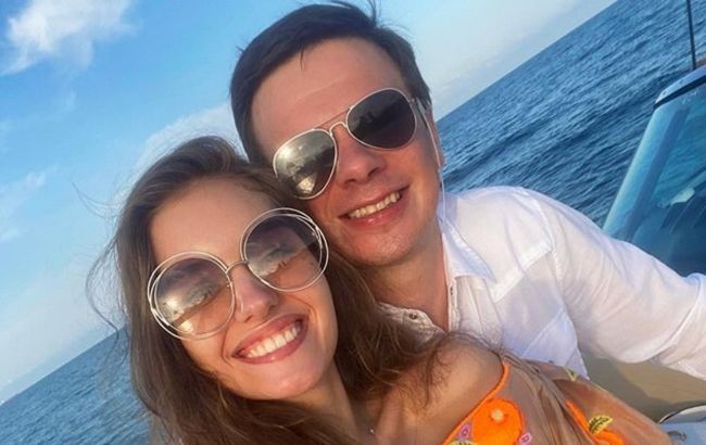 Усмішка не сходить з лиця: Дмитро Комаров підкорив романтикою з дружиною на райському острові