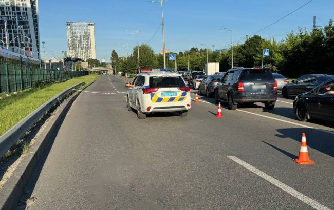 В Киеве обвалилась часть Воздухофлотского путепровода