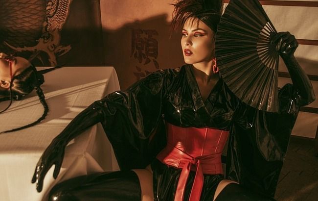 "Дуже смачно!" Епатажна MARUV підірвала мережу "латексними" фото