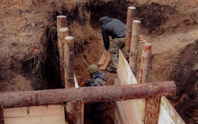 Несмотря на постоянные атаки РФ. В Запорожской области круглосуточно строят оборонные сооружения (фото)