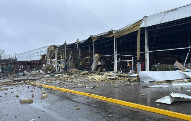 У Запоріжжі через нічну атаку РФ пошкоджений "Епіцентр" (фото)