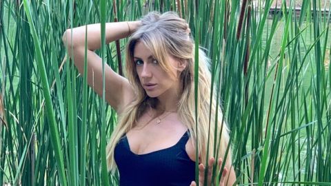 В рушник і без макіяжу: Леся Нікітюк засвітила розкішний бюст на фоні заходу