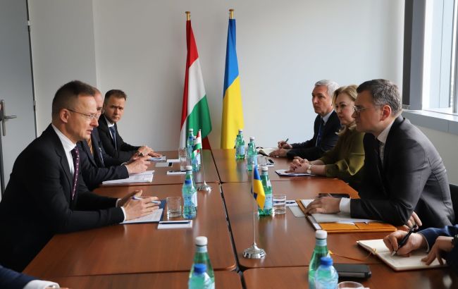 Кулеба зустрівся з Сійярто: очікує на конструктив у відносинах між Україною та Угорщиною