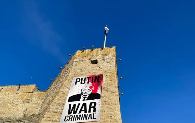 В Естонії на кордоні з РФ з'явився плакат із Путіним, звинуваченим у військових злочинах