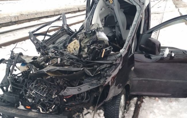 Под Львовом автомобиль врезался в поезд: погиб водитель и его 8-летняя дочь