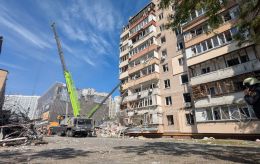 Який вигляд має 9-поверхівка в Дарницькому районі Києва після удару: репортаж РБК-Україна