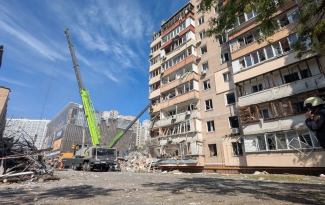 Как выглядит 9-этажка в Дарницком районе Киева после удара: репортаж РБК-Украина