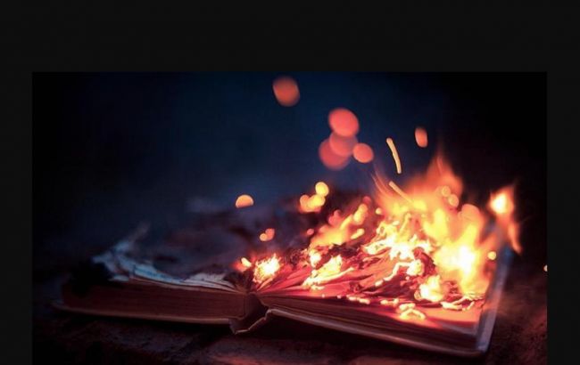 Росіяни спалюють українські книги на тимчасово окупованих територіях