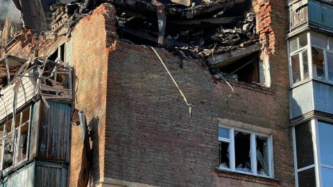 Обстрел многоэтажки в Чернигове: частично разрушены два этажа (фото)