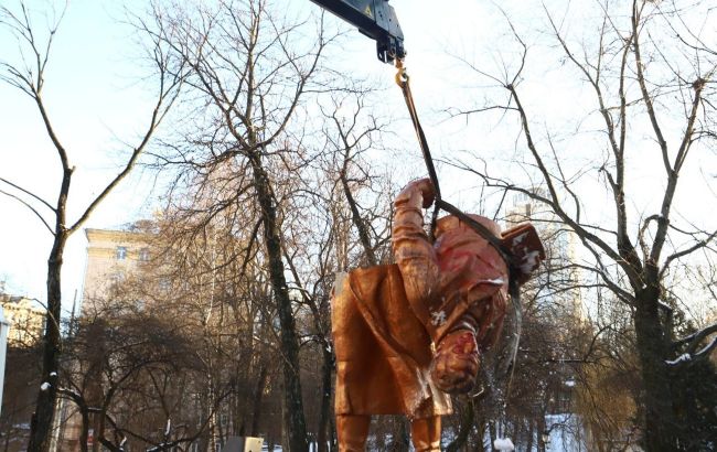 У Києві знесли пам'ятник радянському льотчику Чкалову