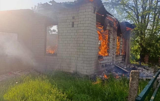 Росіяни скинули вибухівку з дрона біля магазину у Семенівці: є поранені (фото)