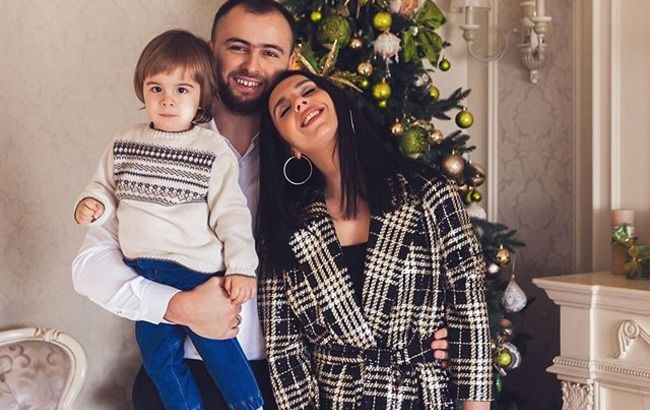 Веселые и счасливые: Джамала покорила трепетным семейным рождественским фотосетом