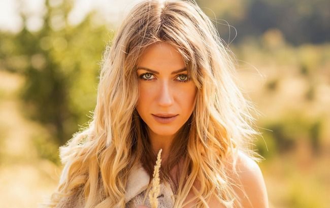 Не впізнати! Леся Нікітюк в шкіряних ботфортах викликала фурор кокетливим образом