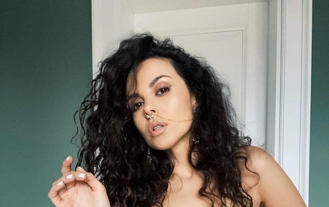 Девушка-солнце: Настя Каменских в "змеином" топе и шортиках соблазнила плоским животиком