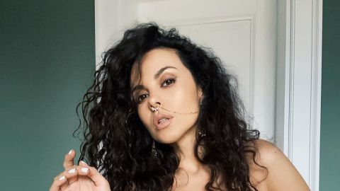 Настя Каменских с экстремальным декольте устроила провокацию в сети: "к поцелуям зовущая"