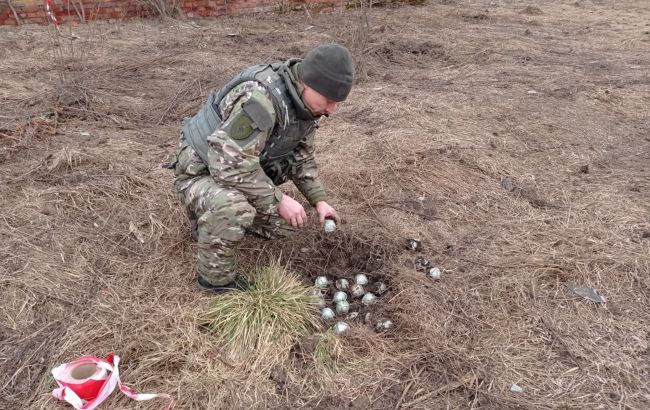 Небезпечні "м'ячики". Що відомо про касетні бомби, якими РФ дистанційно мінує Україну