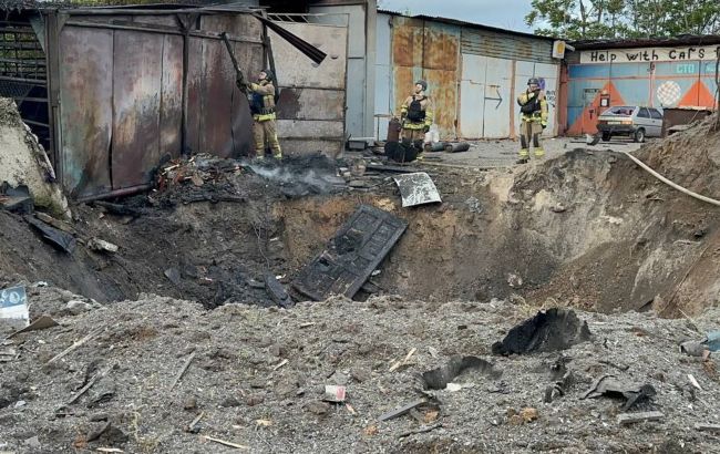 Обстрел Запорожья: РФ атаковала пожарную часть, парк и электротранспорт (фото)