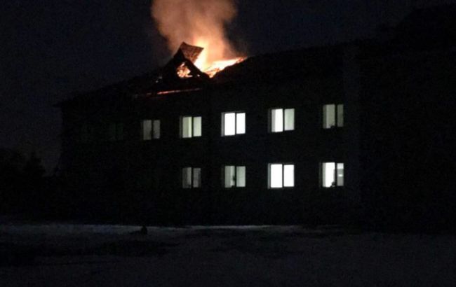 Обстріли Харківської області: горіла лікарня, пошкоджено дві багатоповерхівки