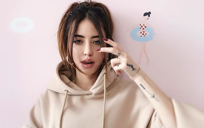 "Они меня влюбили": модная Надя Дорофеева рассекретила свой топ книг