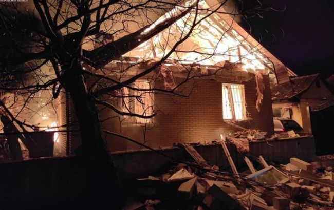 Во время тушения пожара в постройке в Днепре раздался взрыв в соседнем доме: есть погибший