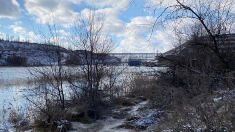 В Кривом Роге на металлургическом комбинате прорвало дамбу, откуда вытекла грязная вода