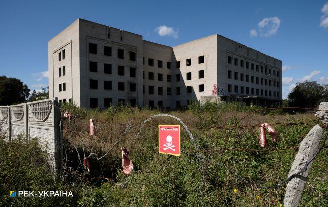 Все завалено ящиками з-під снарядів. З'явилось нове відео з Ізюму