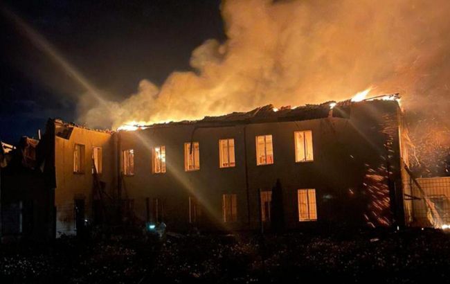 РФ вдарила дронами по Дніпропетровщині: зруйновано школу, сталася масштабна пожежа