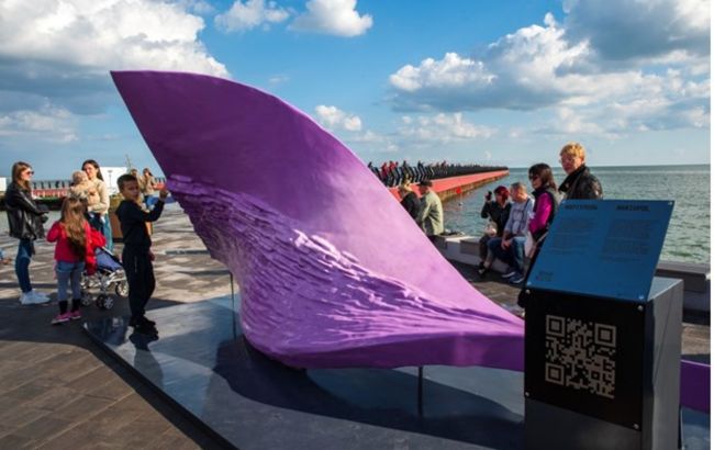 У Маріуполі відкрили скульптуру "Звуки міста" у формі хвилі