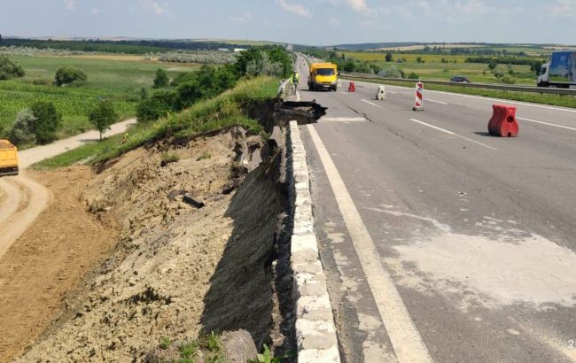 Ділянку траси "Київ-Одеса", яка обвалилась через зсув ґрунту, відновлять до 3 серпня, - Кубраков