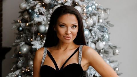 Яскраво! Дружина Ями в ефектному бюст'є  навчила дівчат ідеально зустрічати Новий Рік 2021