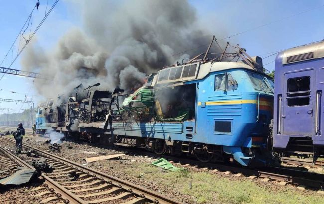 Дроны РФ ударили по пассажирскому поезду на Запорожье (фото)