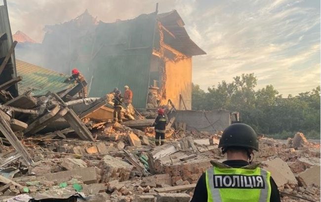 Обстріл школи і будинку культури в Чугуєві: під завалами знайшли 3 людей (фото)