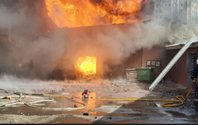В Харькове масштабный пожар на складе. Гасят восемь подразделений на автоцистернах