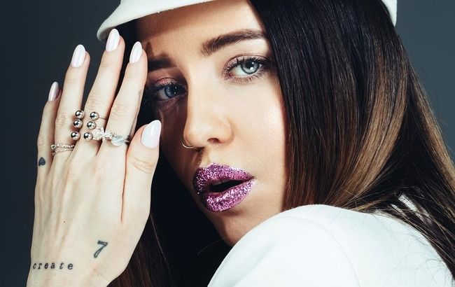 Надя Дорофеева покорила стрит-стайл образом в стиле спорт-шик