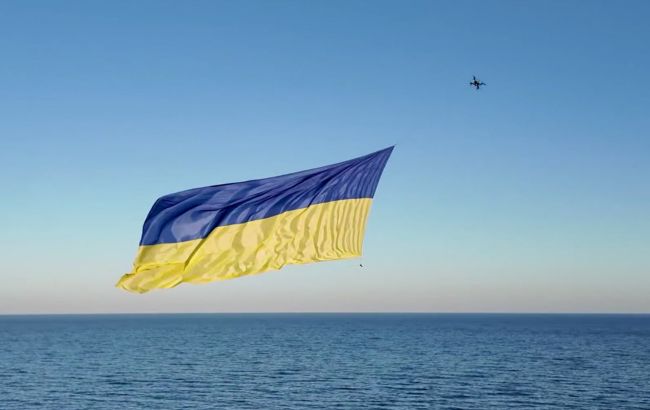 Над Черным морем взвился огромный флаг Украины: пограничники показали видео