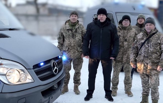 "Украинская команда" передала машину скорой помощи 143 ОМБр, - Палатный