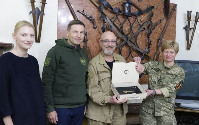 Міністр оборони Естонії відвідав Київ та передав ЗСУ мобільний госпіталь