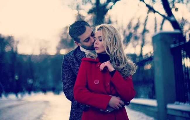 Аліна Гросу з російським актором заворожили ніжними поцілунками і обіймами: вдячний долі