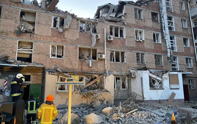 В Николаеве из-под завалов многоэтажки спасли мальчика. Ищут еще 7 человек