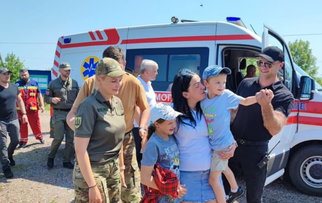 В Україну повернули двох дітей, яких депортували росіяни