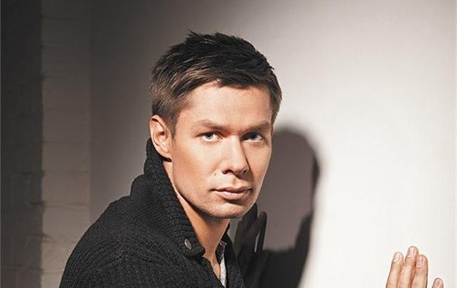 У воспевателя "гумконвоя" Стаса Пьехи в жарких странах треснули шорты